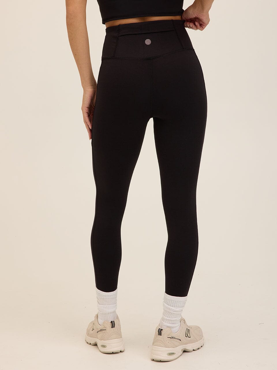 Sculpted Fit High-Performance Leggings in Black