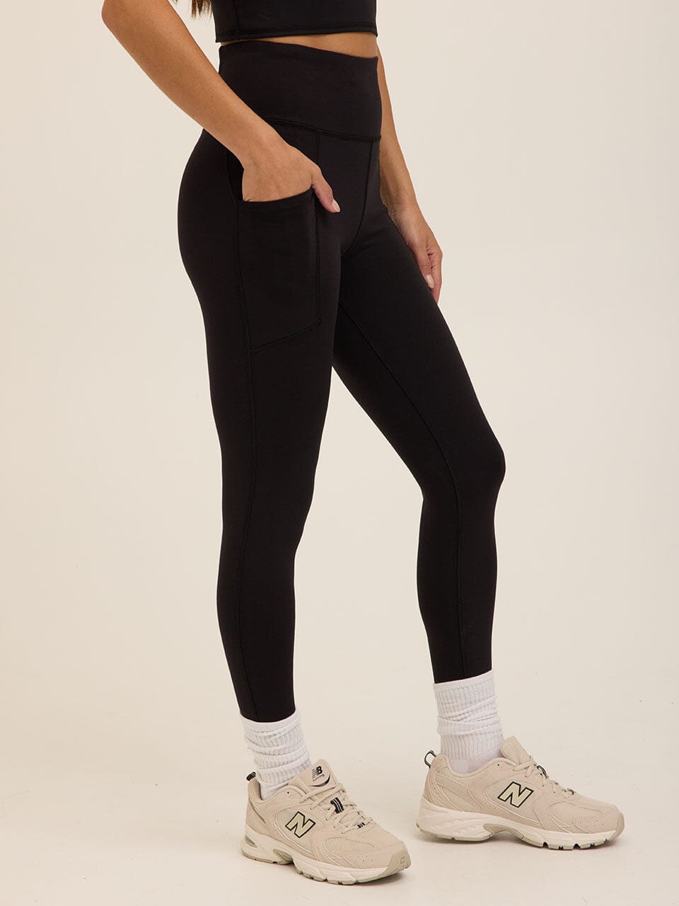 Sculpted Fit High-Performance Leggings in Black