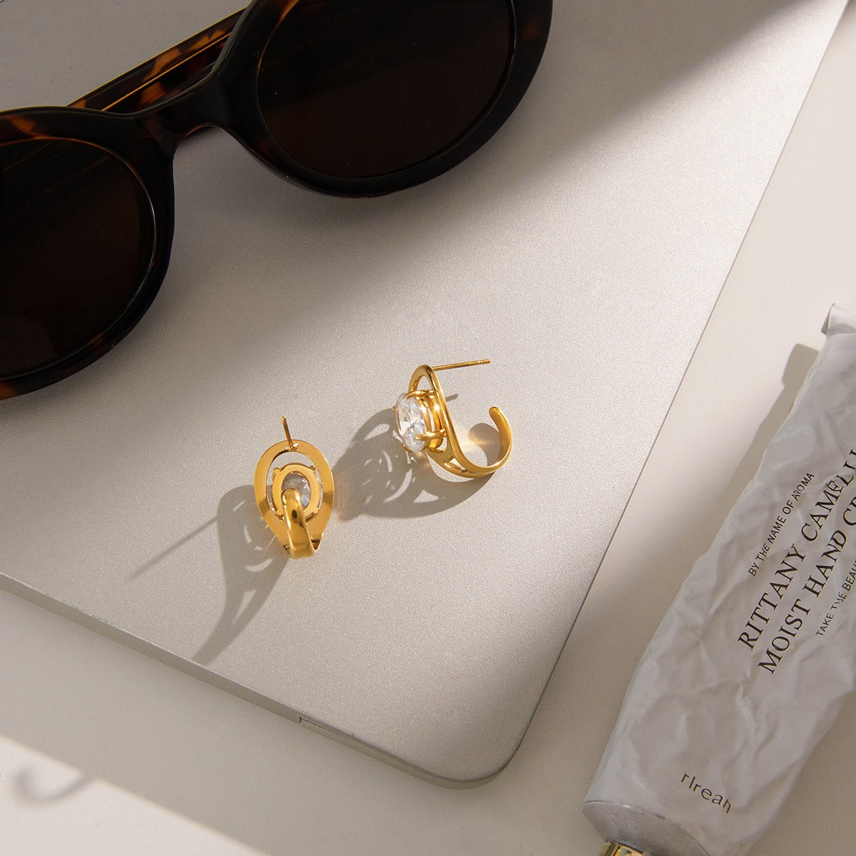 Minimalist 18K gold and zircon stud earrings for women, autumn and winter luxury style