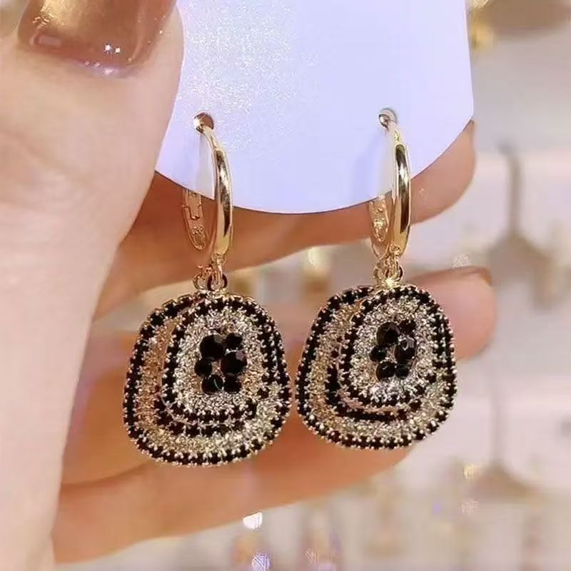 French Hepburn Style Geometric Rhinestone Ear Cuffs Light Luxury