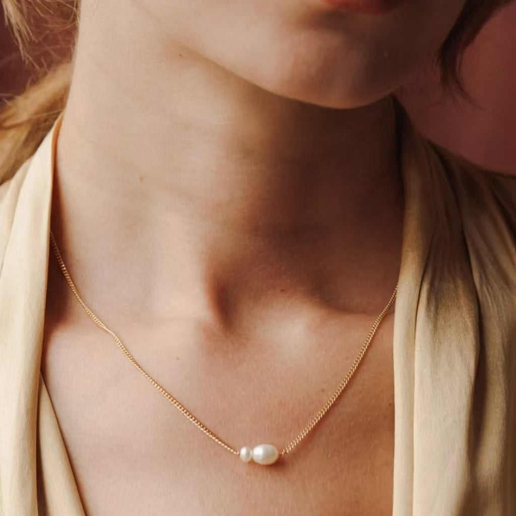 Modern-classic gold irregular chain necklace featuring a luminous freshwater pearl