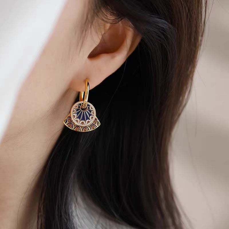Elegant Vintage Fan-shaped Painted Ear Clips in Multi-Color
