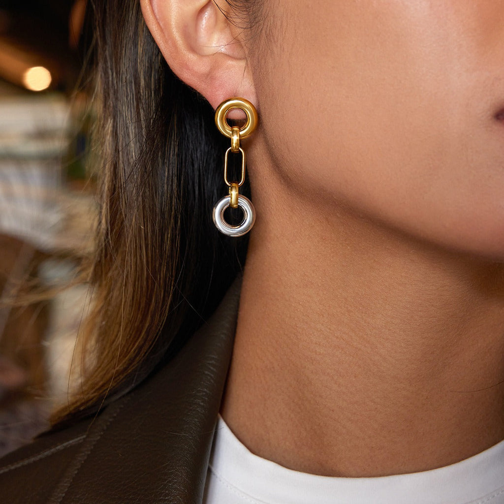 Classic 18K gold hoop stud earrings with a high-polished finish.