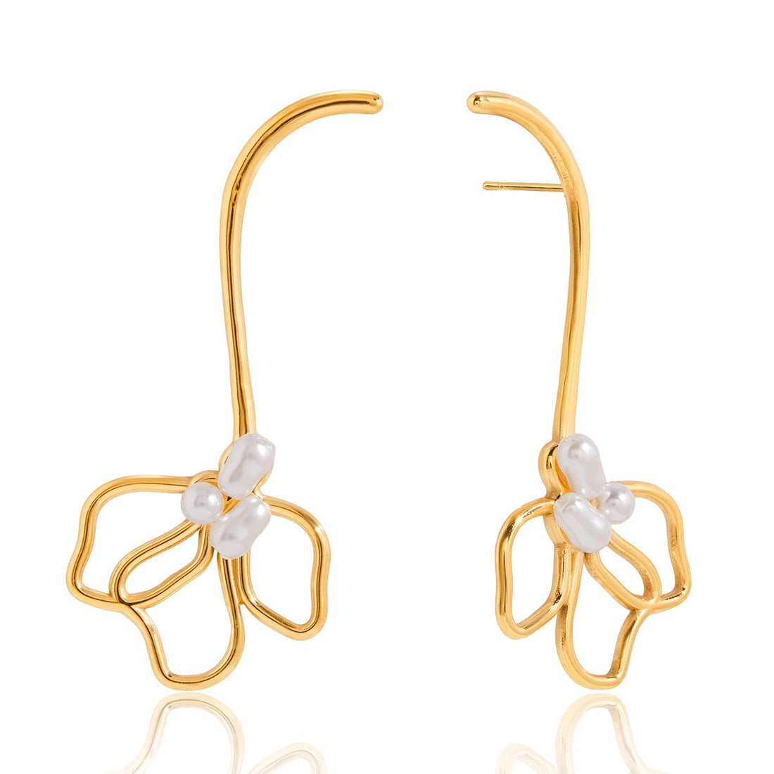 18K gold stud earrings in a floral design featuring a lustrous pearl center
