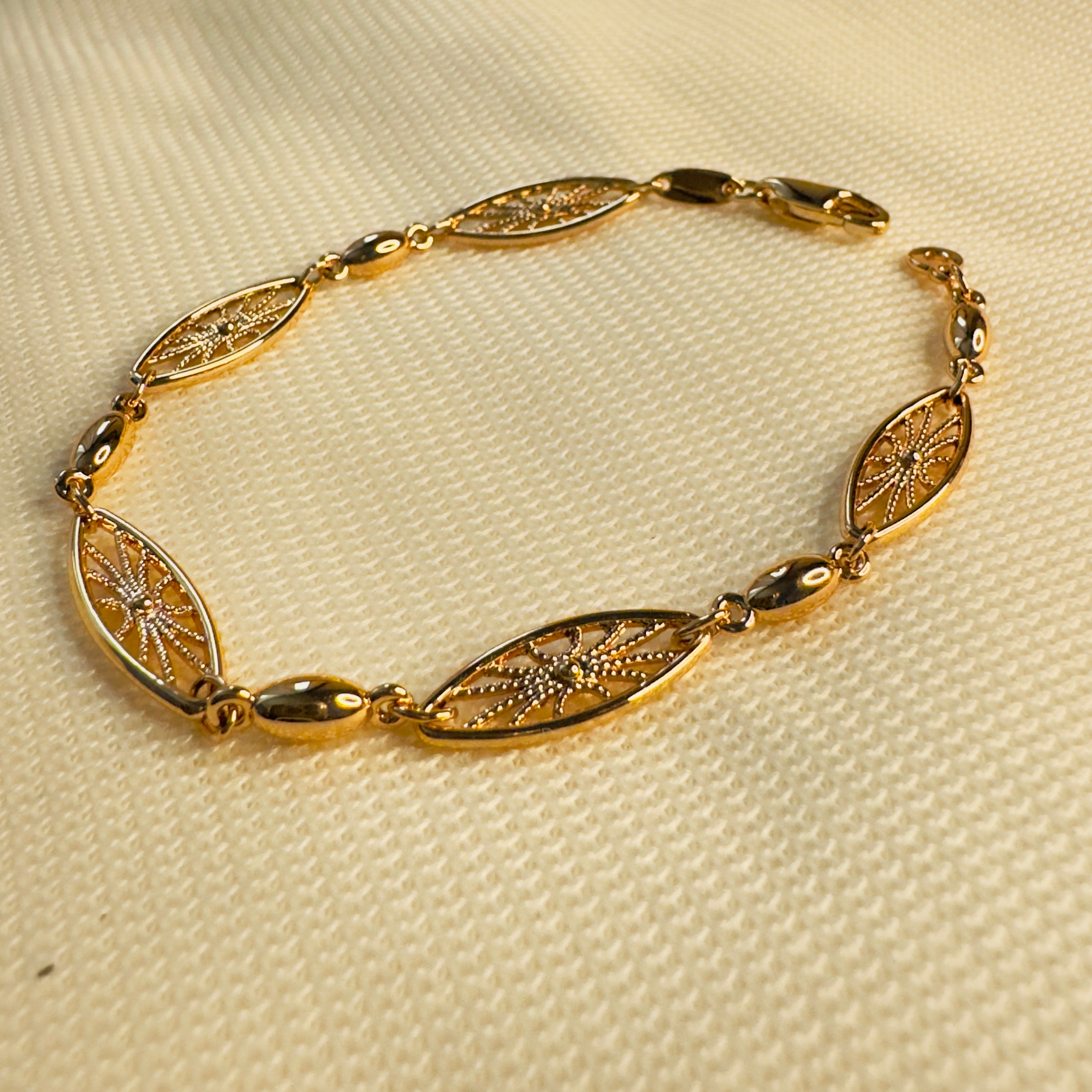 Elegant Rose Gold Filigree Bracelet - Hypoallergenic Stainless Steel Marquise Link Design