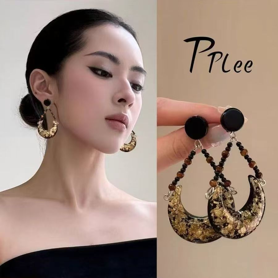 Retro Moon Beaded Stud Earrings – Black and Gold Niche Jewelry