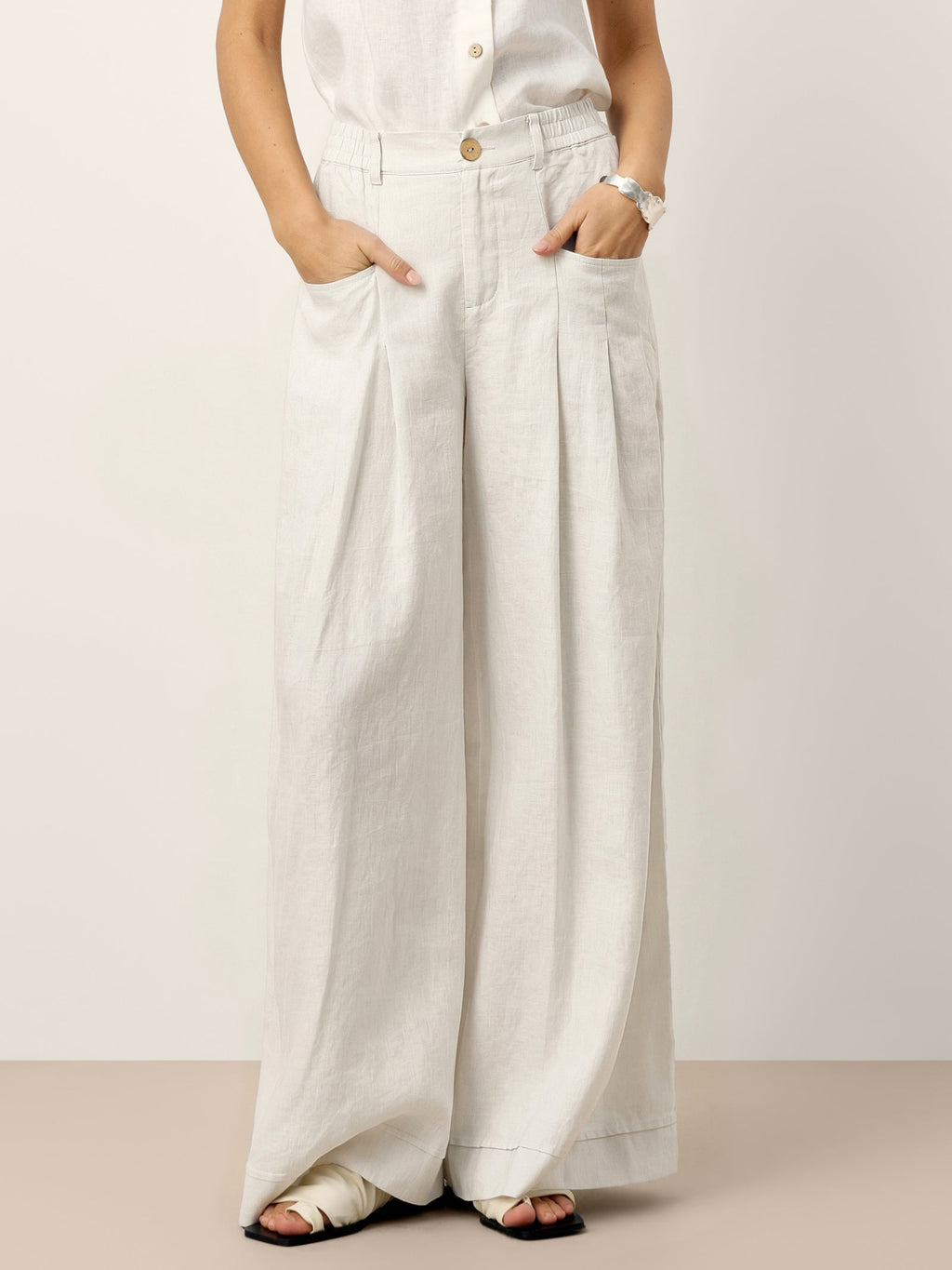 High-waisted 100% linen pants featuring structured front pleats and an elasticated back in a relaxed silhouette.