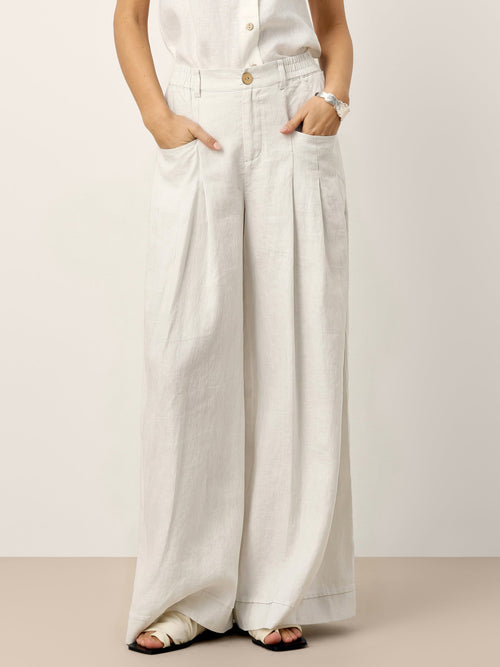 High-waisted 100% linen pants featuring structured front pleats and an elasticated back in a relaxed silhouette.
