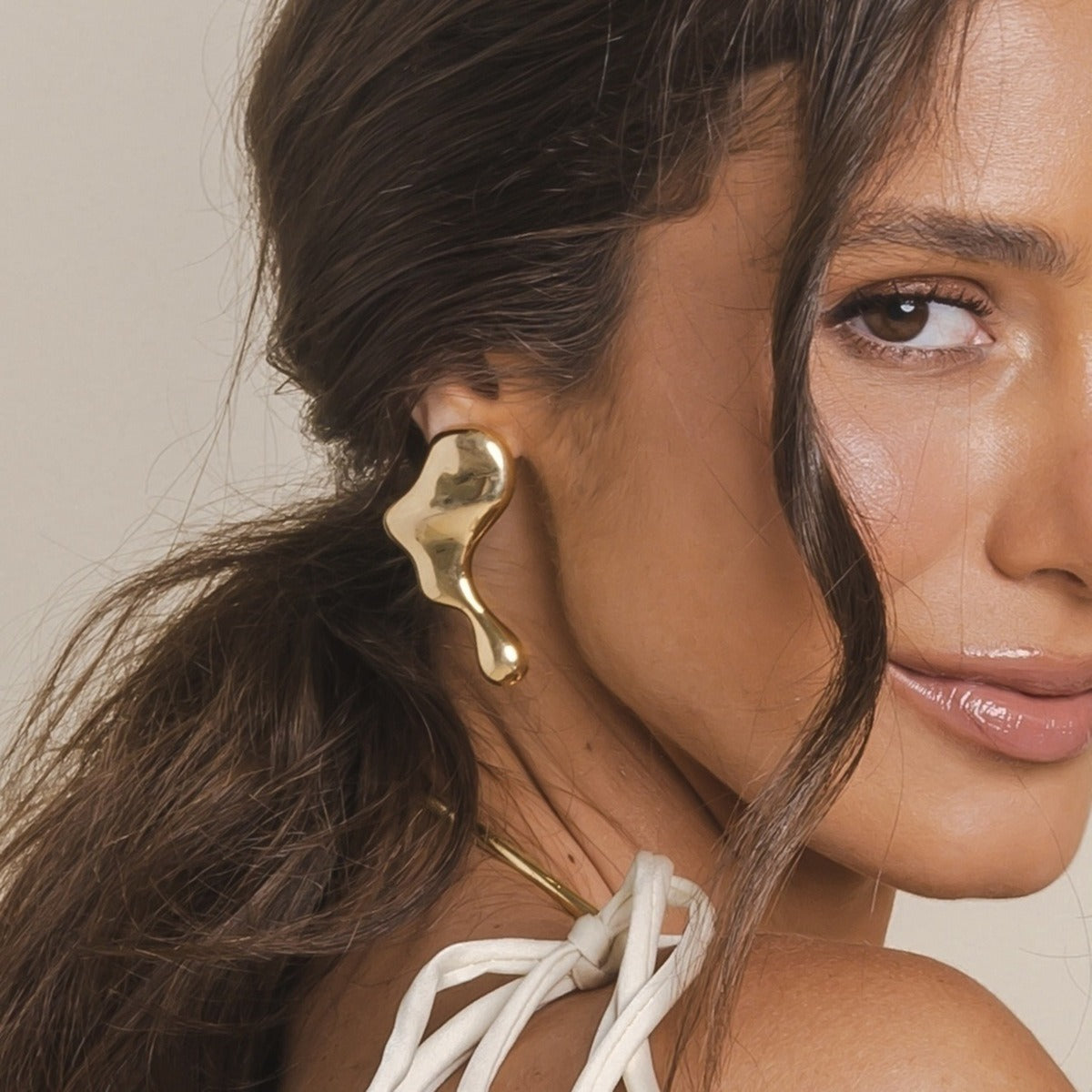 18K gold lava-shaped earrings with unique and simple design