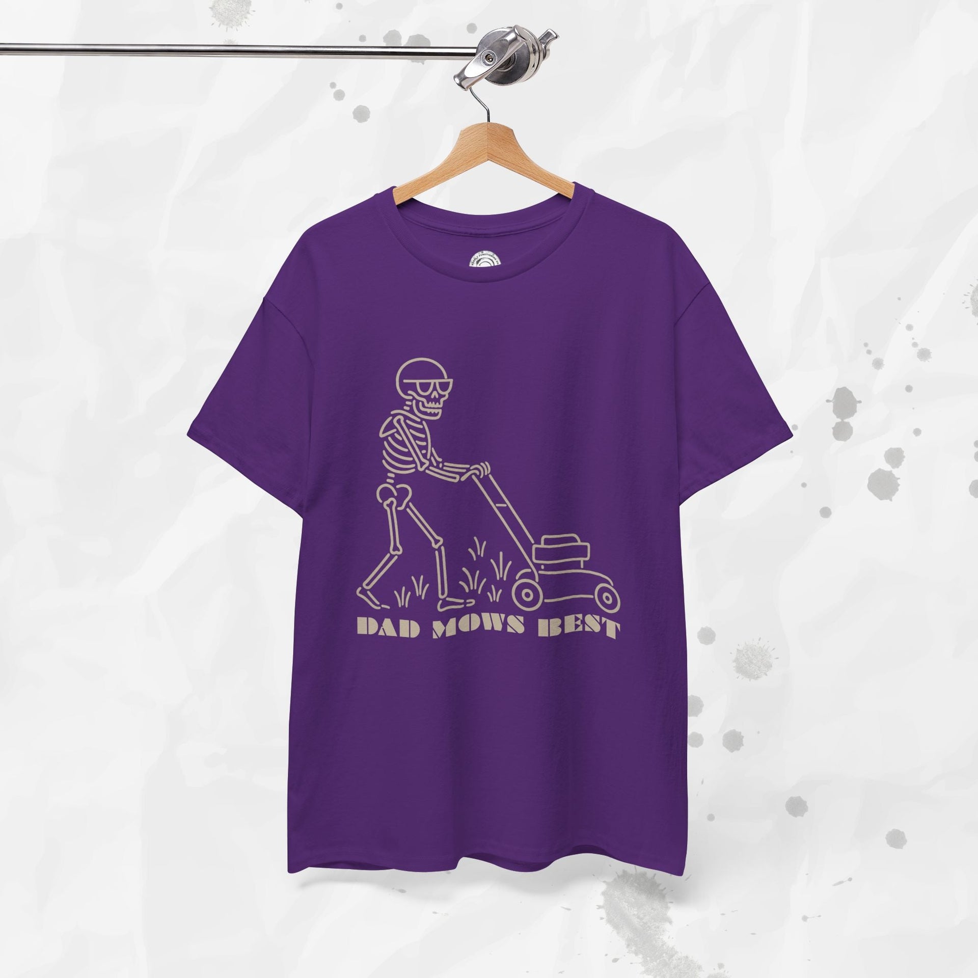 Dad Mows Best – T-Shirt