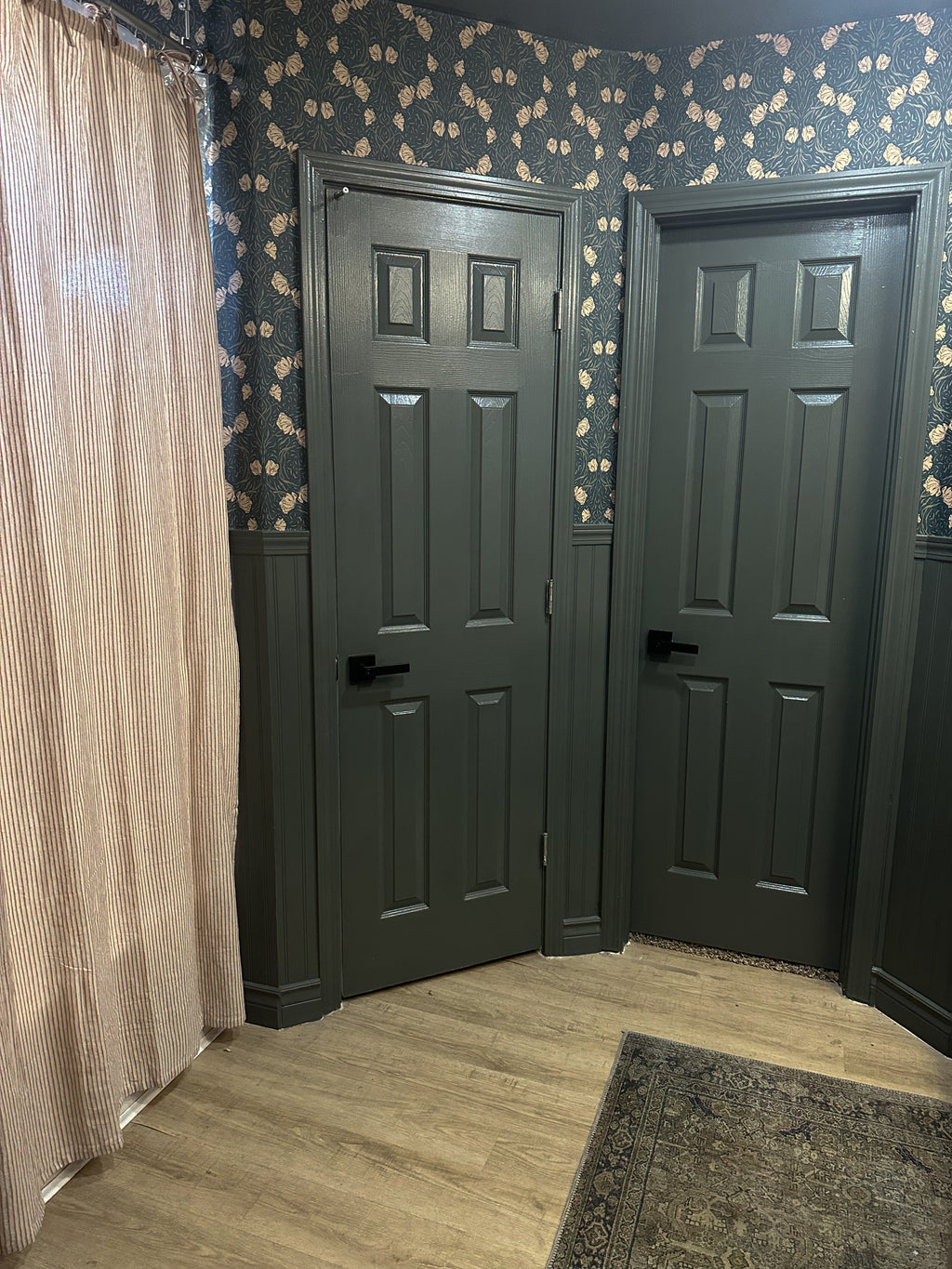 Amberly Floral Wallpaper: Traditional Botanical Green & Cream