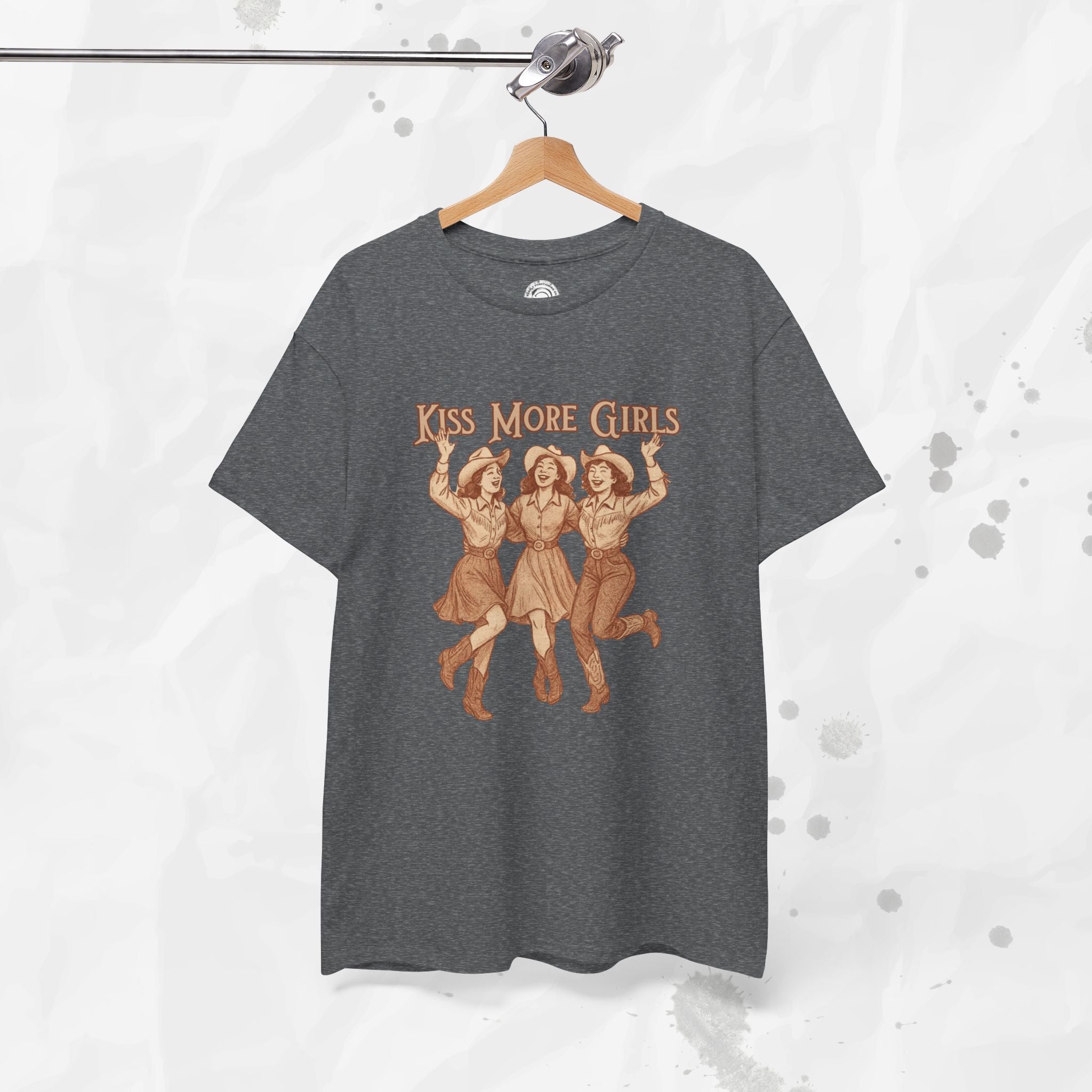 Kiss More Girls – T-Shirt