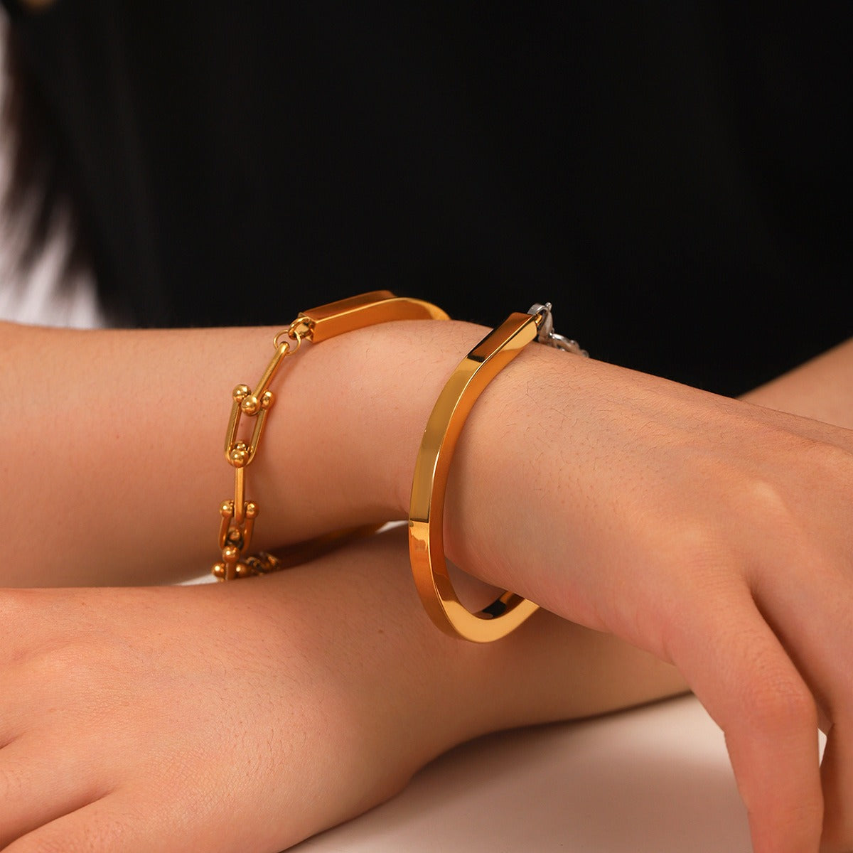 18K gold-plated titanium steel bracelet featuring a horseshoe buckle and U-shaped chain links.