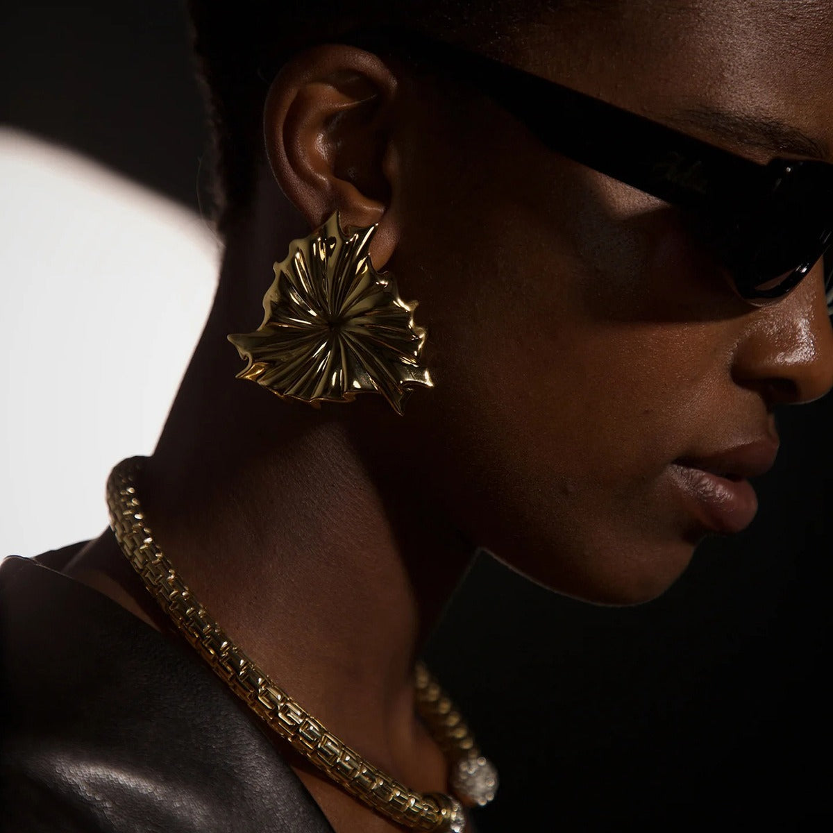 18K gold geometric shape with texture design high-end earrings