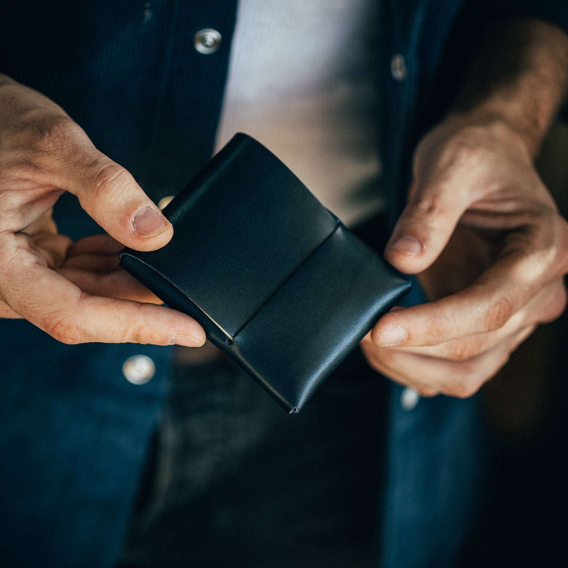 The Franklin Minimalist Full-Grain Leather Wallet in Navy