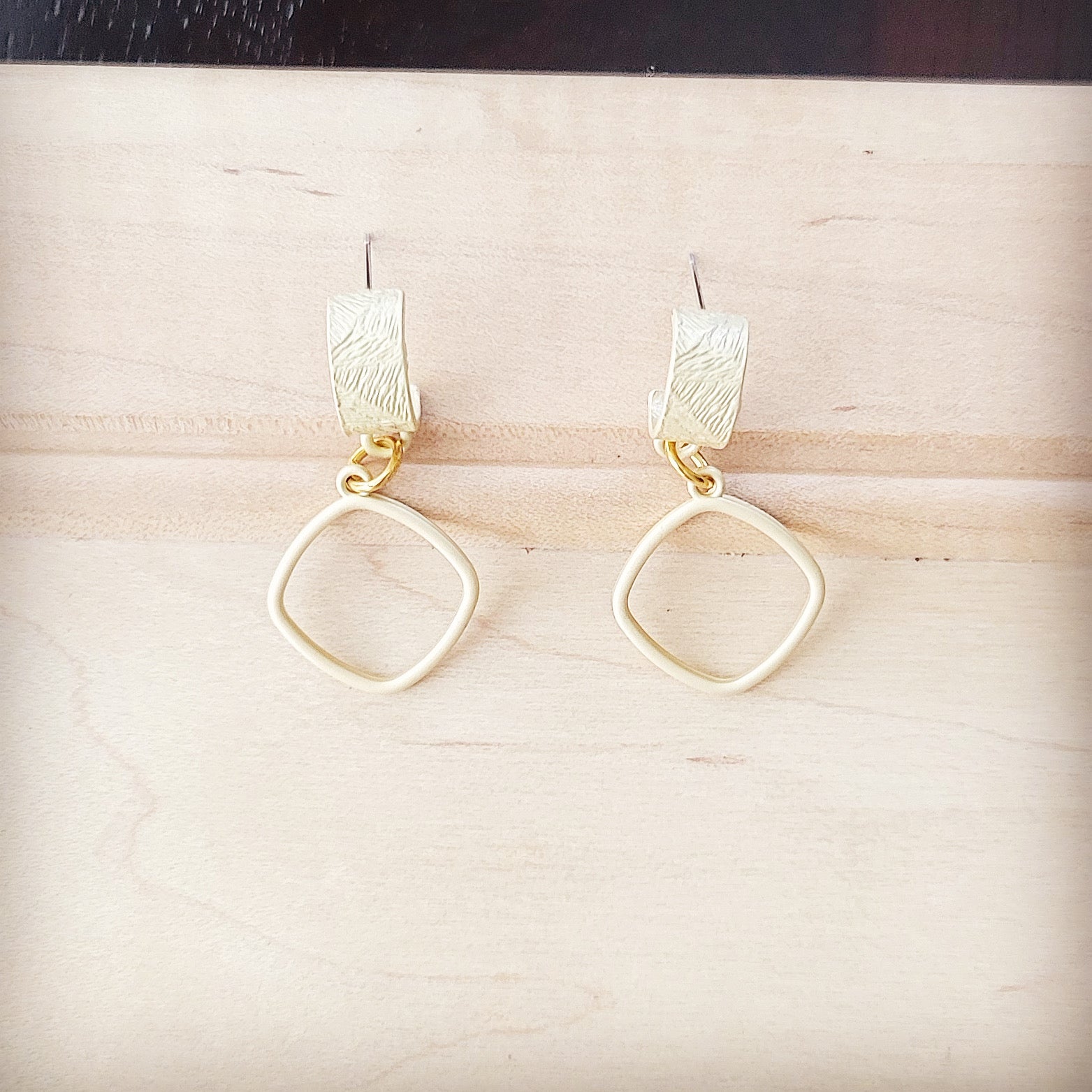 Matte Gold Cuff Earring w/ Square Dangle 200k