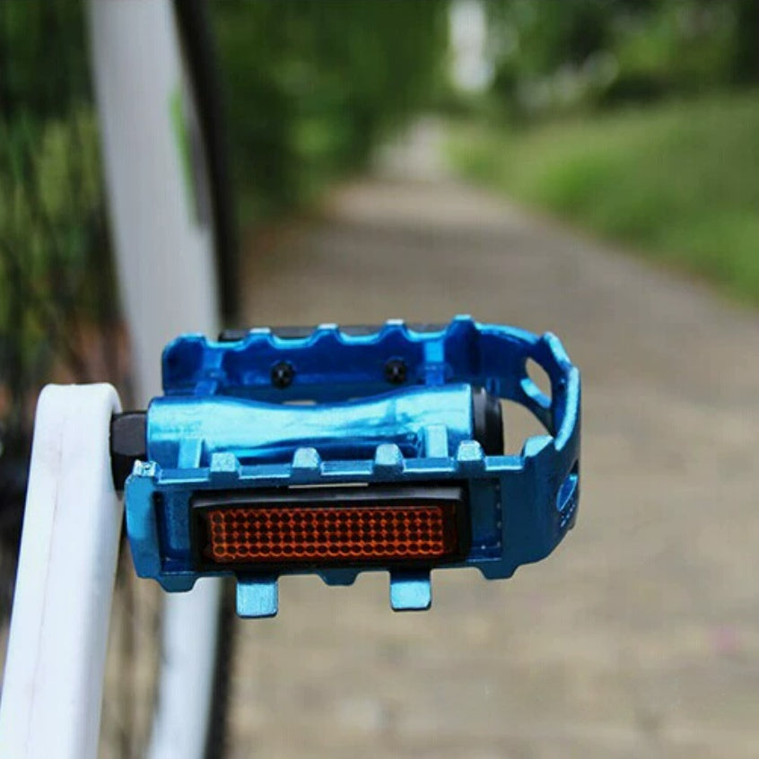 Stevvex universal non-slip aluminum pedals with reflective side safety strips