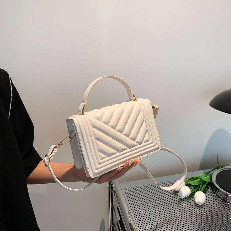 Quilted Chain Crossbody Bag with Daisy Detail, Elegant Shoulder Bag