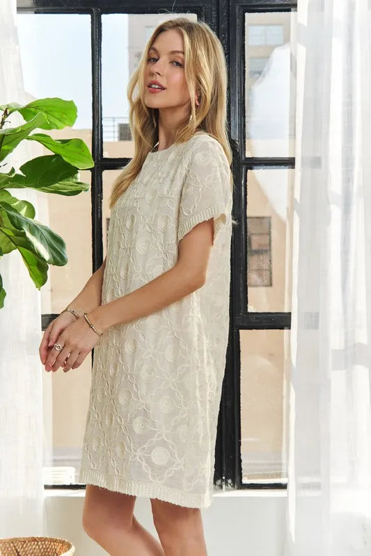 Applique Round Neck Short Sleeve Shift Dress in Cream