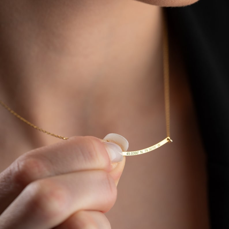 Minimalist Curved Bar Name Necklace Personalized Custom Jewelry