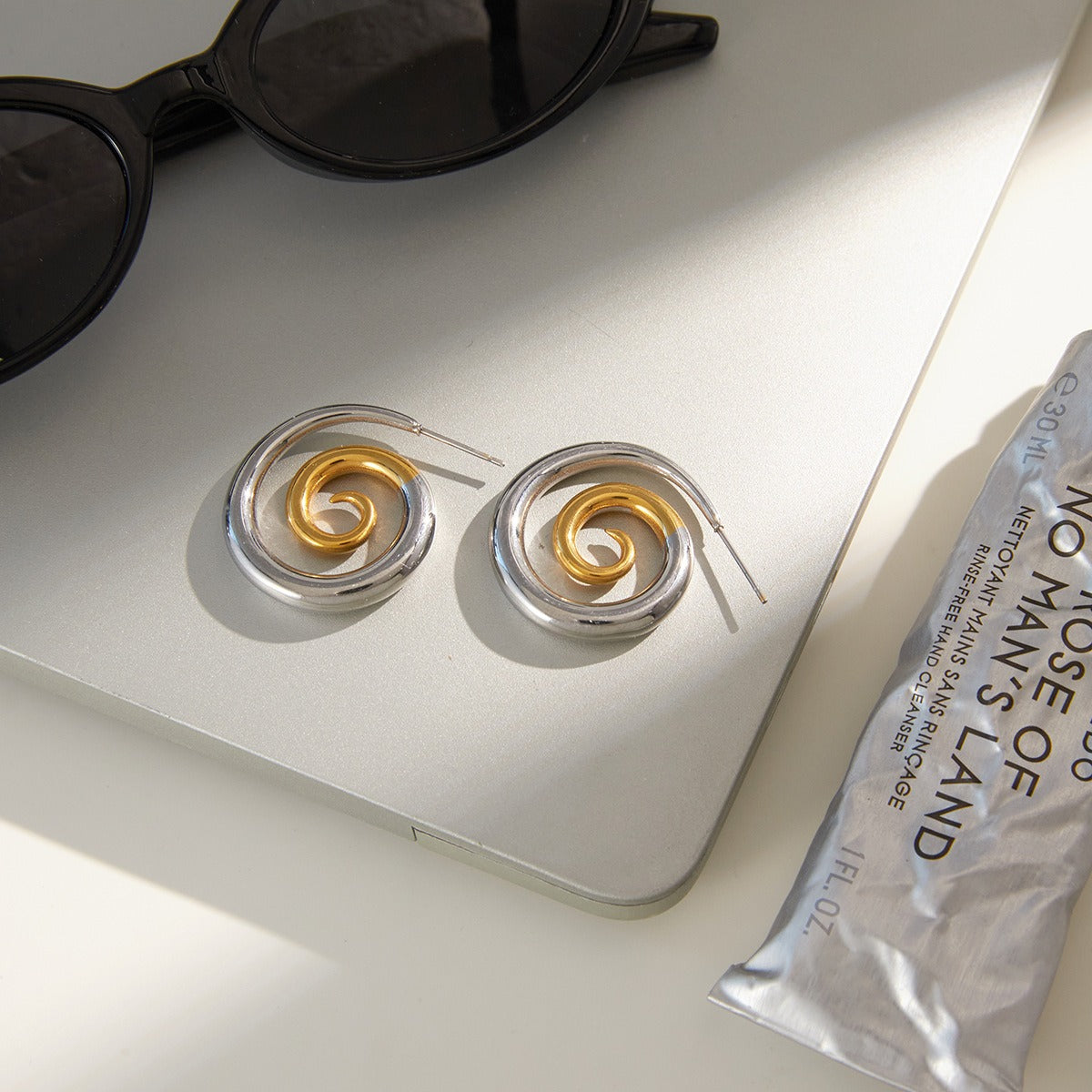18K gold-plated earrings with detailed threaded texture