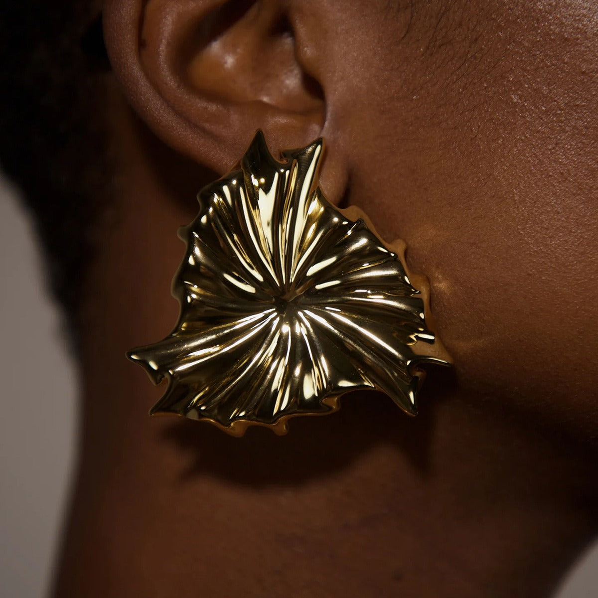 18K gold geometric shape with texture design high-end earrings
