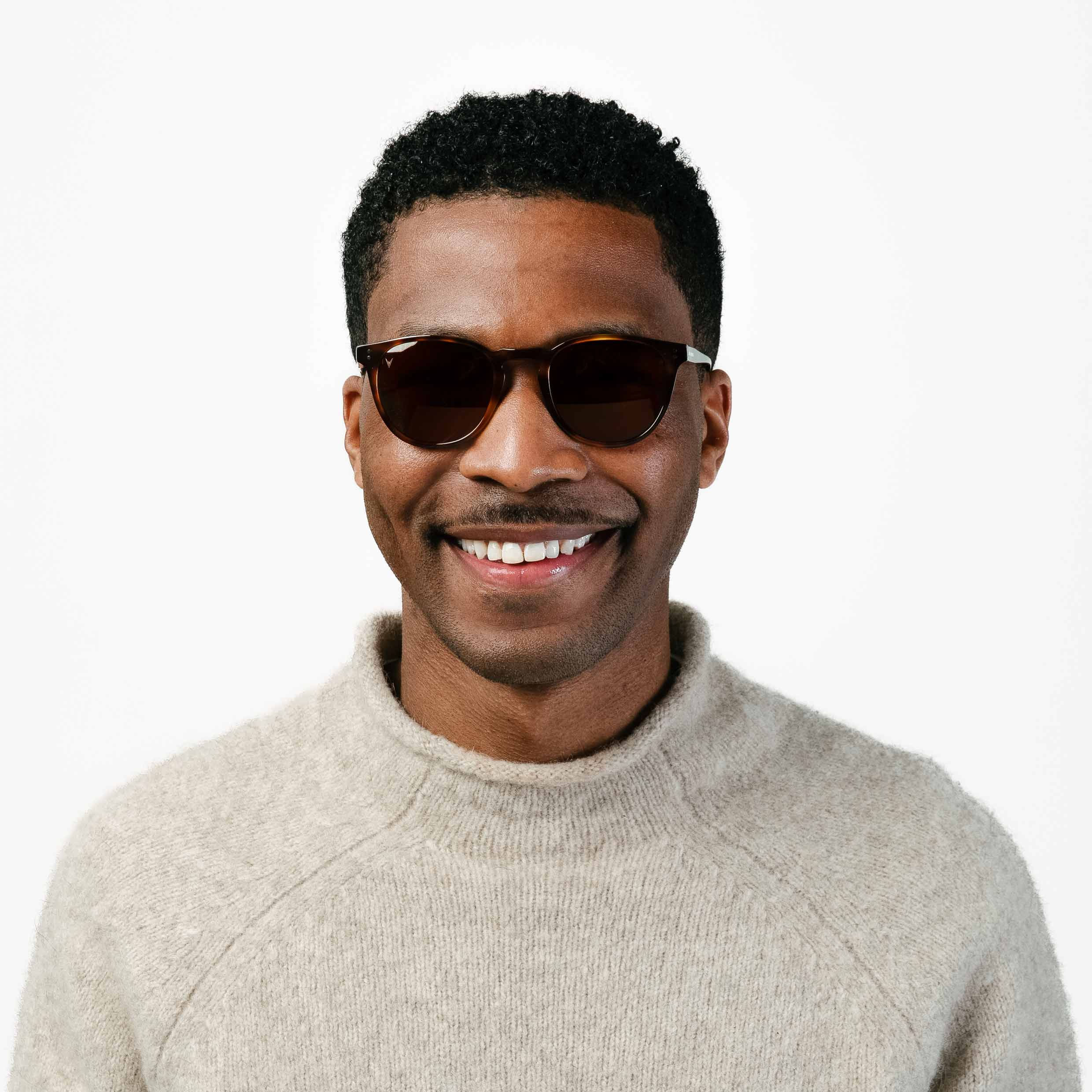 The District II Round Sunglasses in Rye Tort