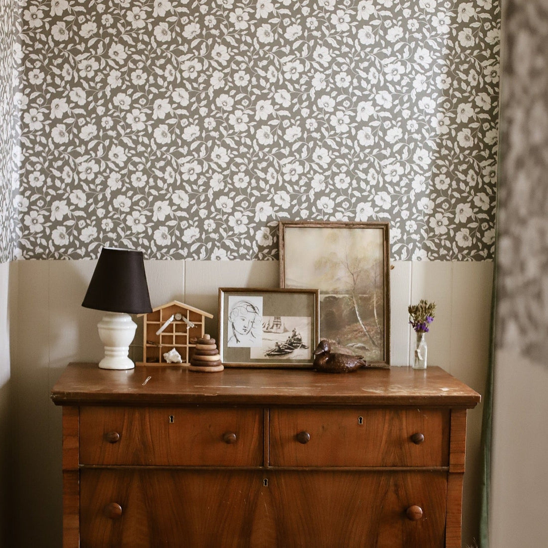 Margaret wallpaper pattern from the Daphne and Sage collection