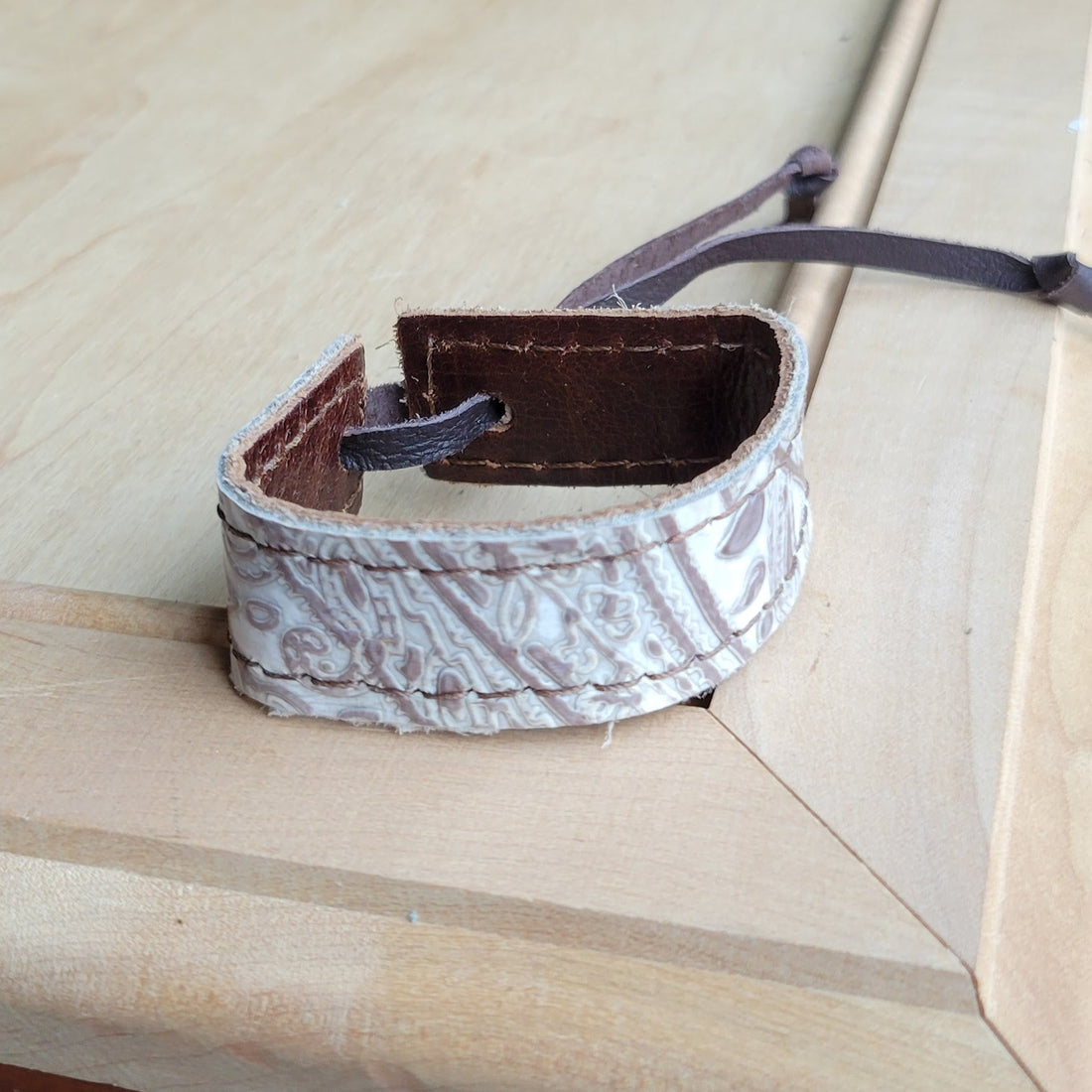 Women's Narrow Genuine Leather Cuff - Oyster Paisley