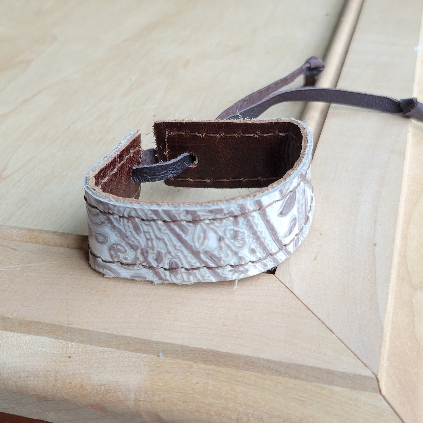 Women's Narrow Genuine Leather Cuff - Oyster Paisley