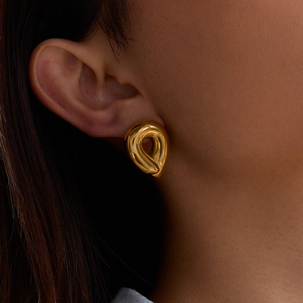 18K gold teardrop-shaped hollow design simple and elegant earrings