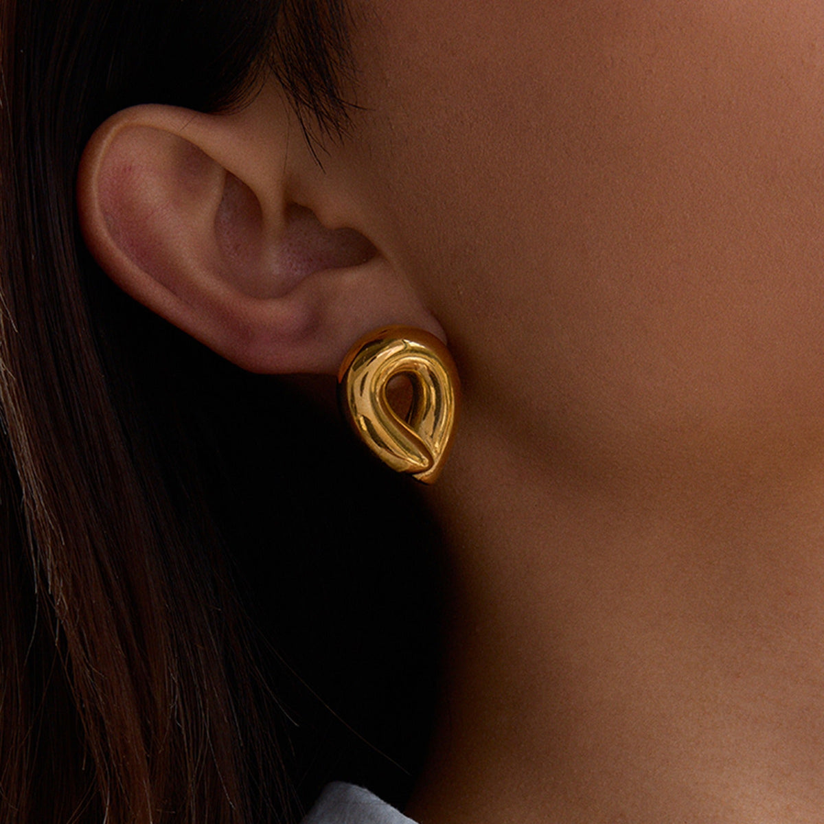 18K gold teardrop-shaped hollow design simple and elegant earrings