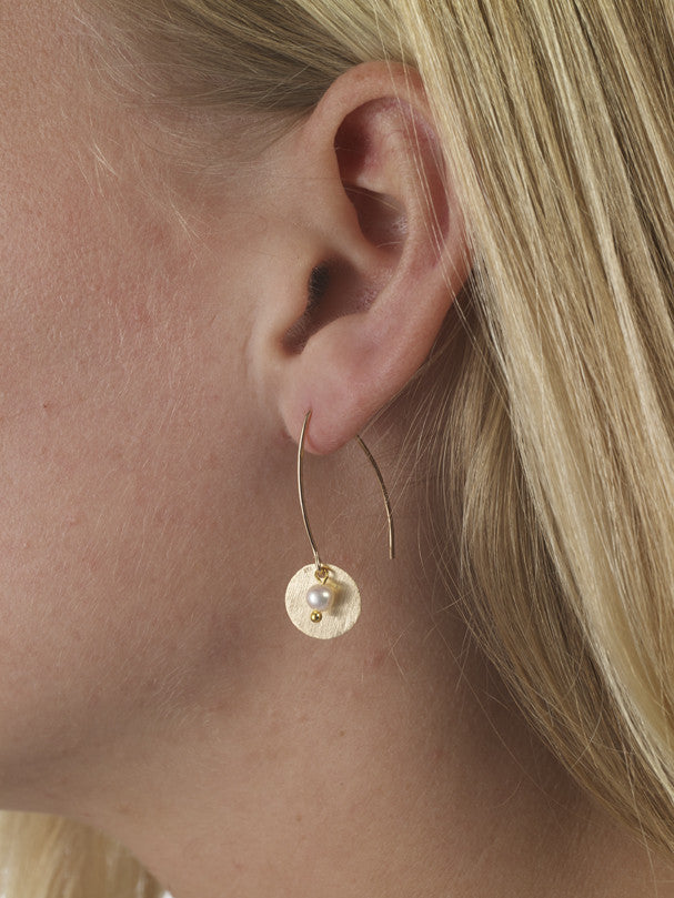 Brushed Silver Disc Earrings with Freshwater Seed Pearls - Image 4