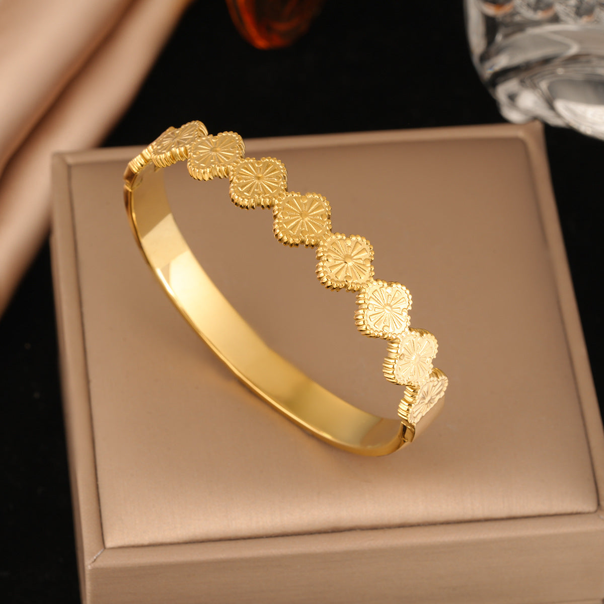 Niche High Sense Retro Edgy Bangle, Oil Pressed Clover Design Personalized Minimalist Elegant Vacation Style Fashion Hand Jewelry