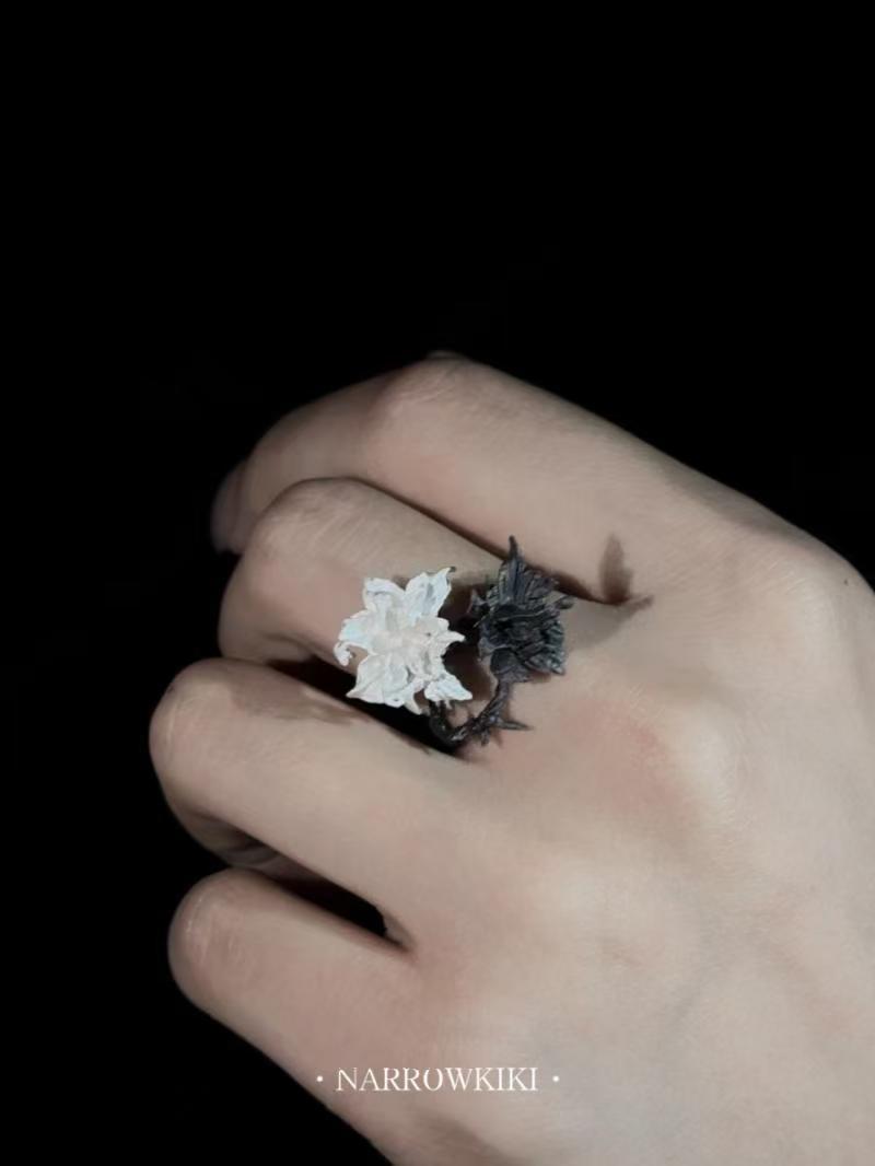 Black & White Mandala Flower Ring, Niche Design,  Cool Style Alternating Color Pinky Ring