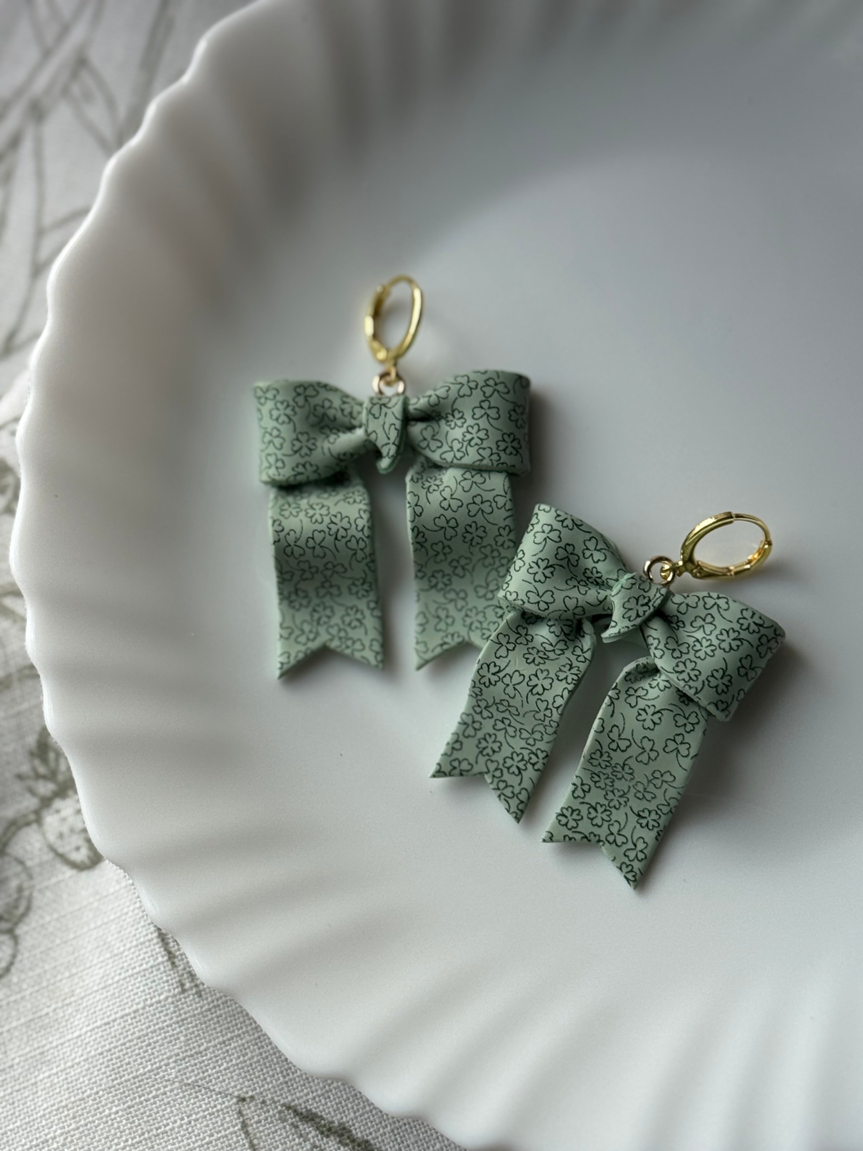 Clover Bows
