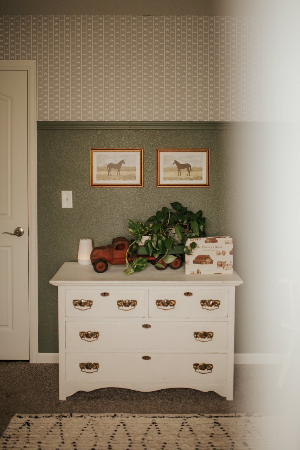 Charlie Geometric Wallpaper - Sage-Green & White Farmhouse