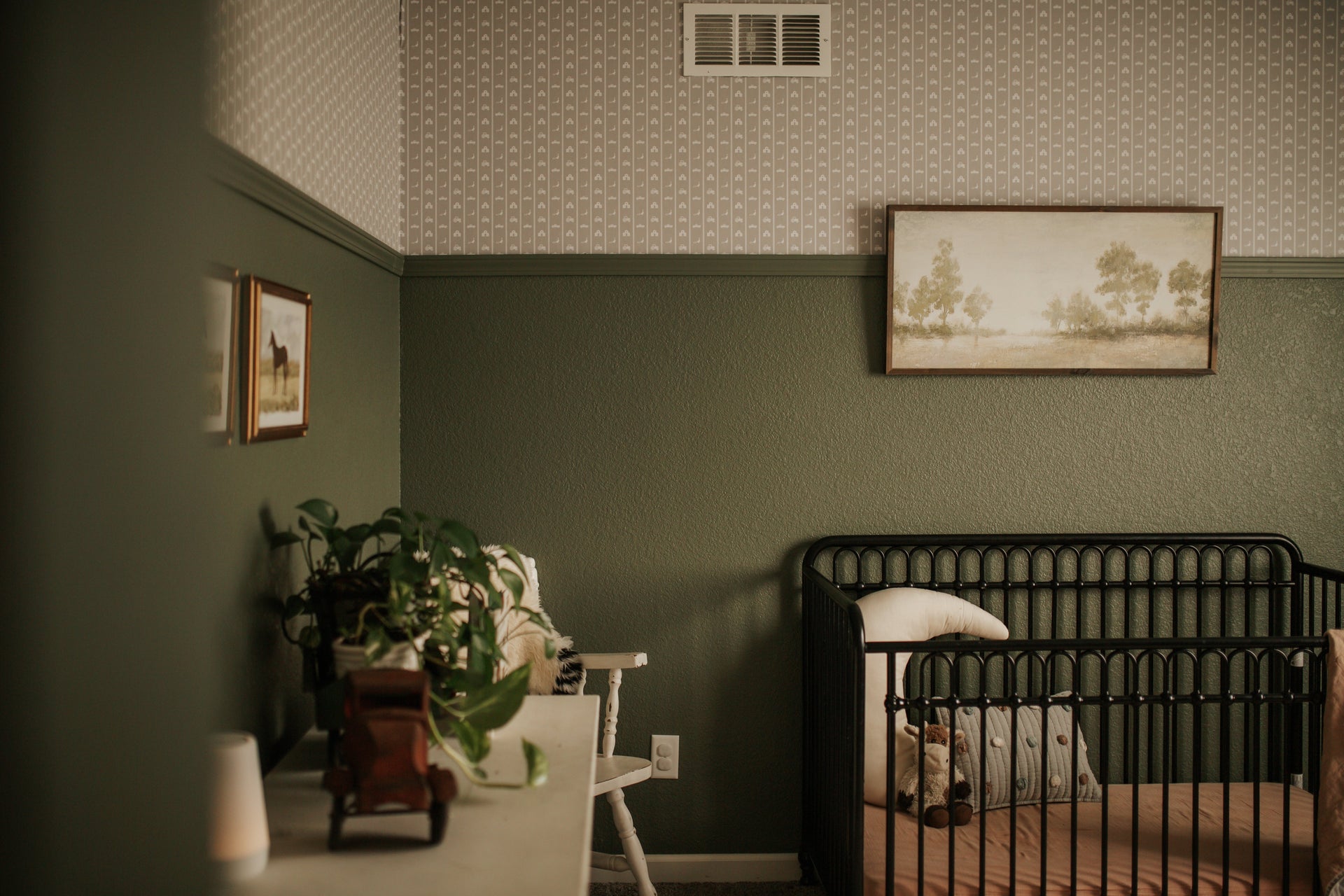Charlie Geometric Wallpaper - Sage-Green & White Farmhouse