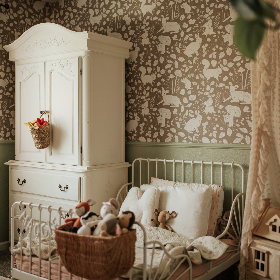 Finch wallpaper by Daphne and Sage showing a delicate nature pattern