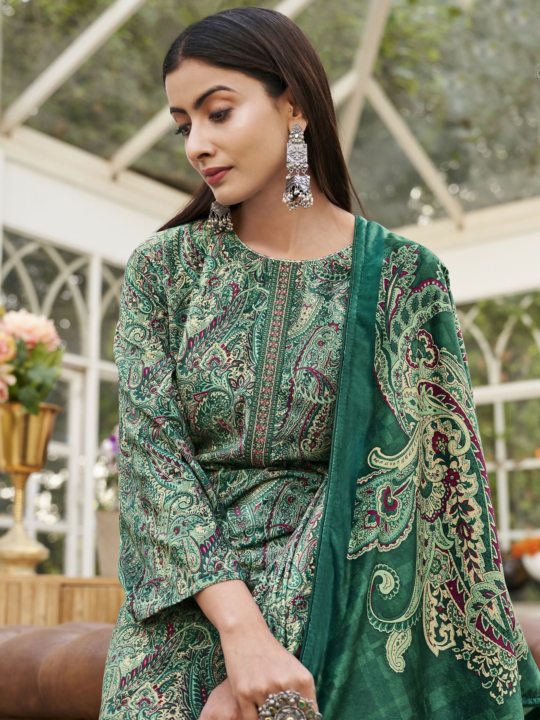 Women's Green Velvet Straight Kurta Set with Resham Thread Work