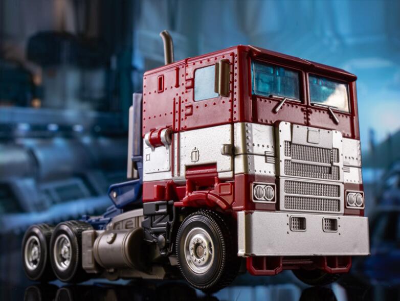 Transforming Commander Toy - V-Class SS38 Optimus Prime
