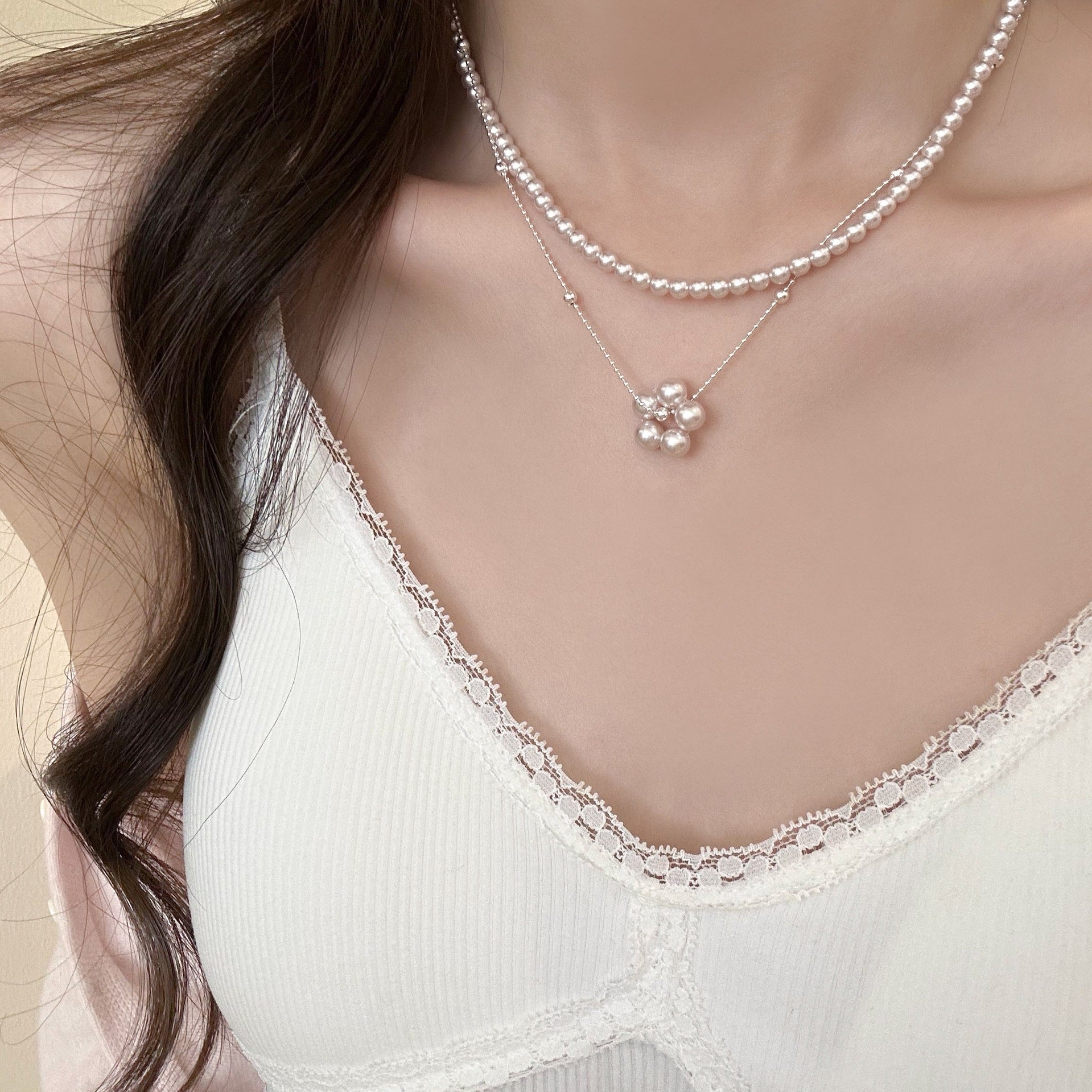 Versatile Layered Pearl Necklace With A Refined Manta Style