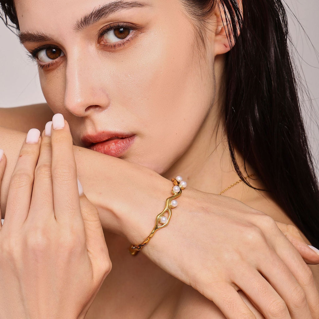 18K gold irregular C-shaped inlaid pearl bracelet with novel and unique design