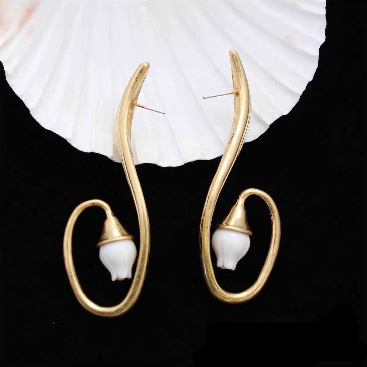 Womens Retro Exaggerated Three-dimensional Earrings