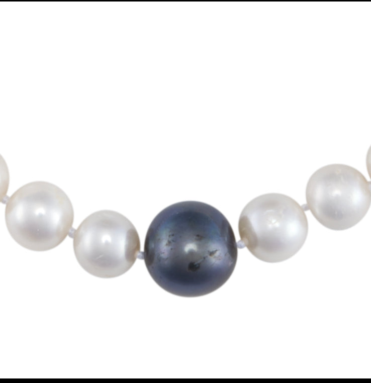 18-inch Freshwater Pearl Necklace with Black Central Pearl - Image 2