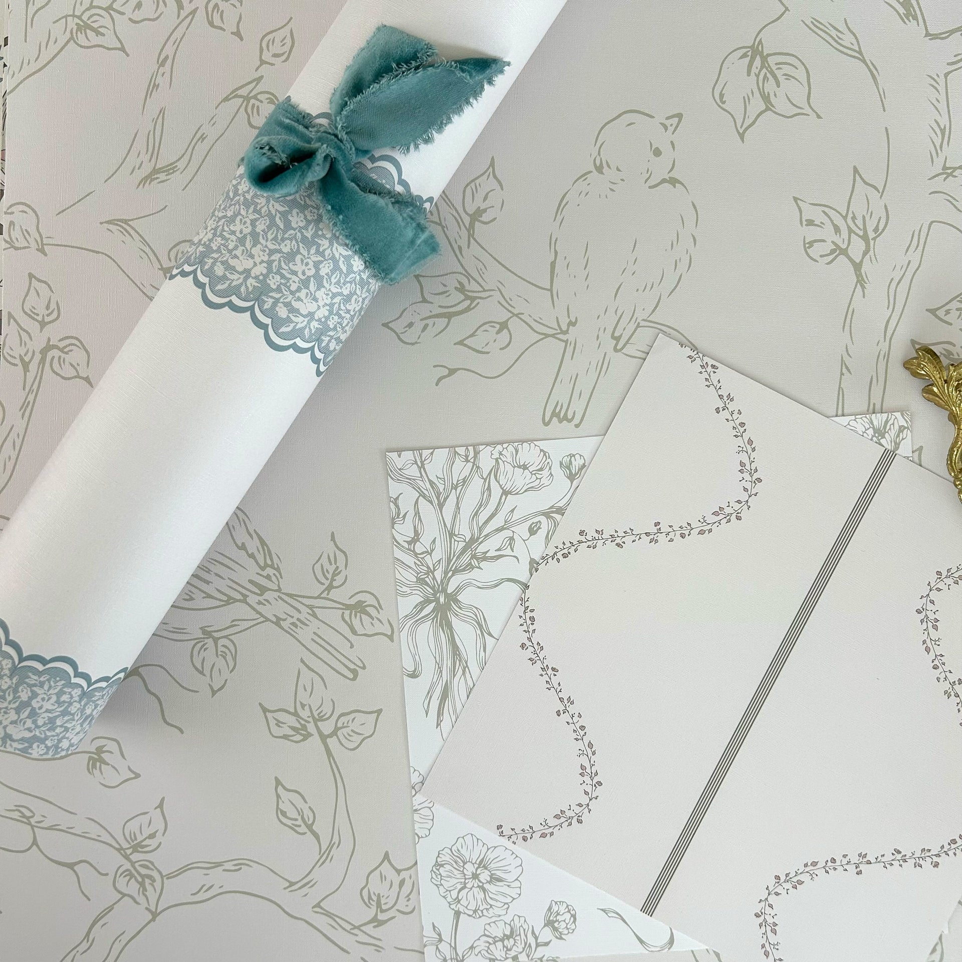 Clara Floral Removable Wallpaper - Vintage Shabby-Chic