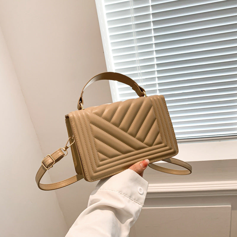 Quilted leather crossbody bag with a daisy detail and gold chain strap