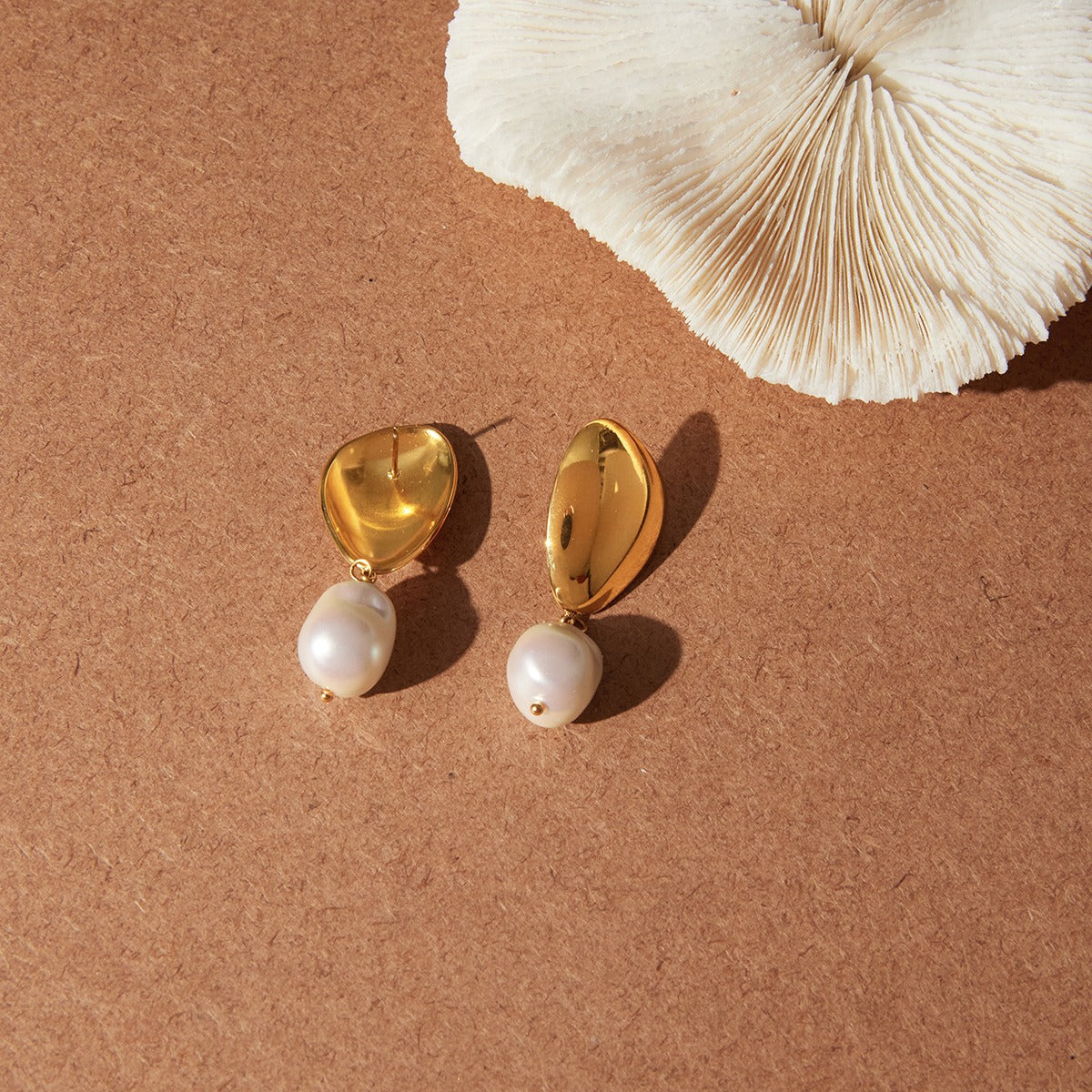 18K gold-plated titanium steel stud earrings with central pearl detail