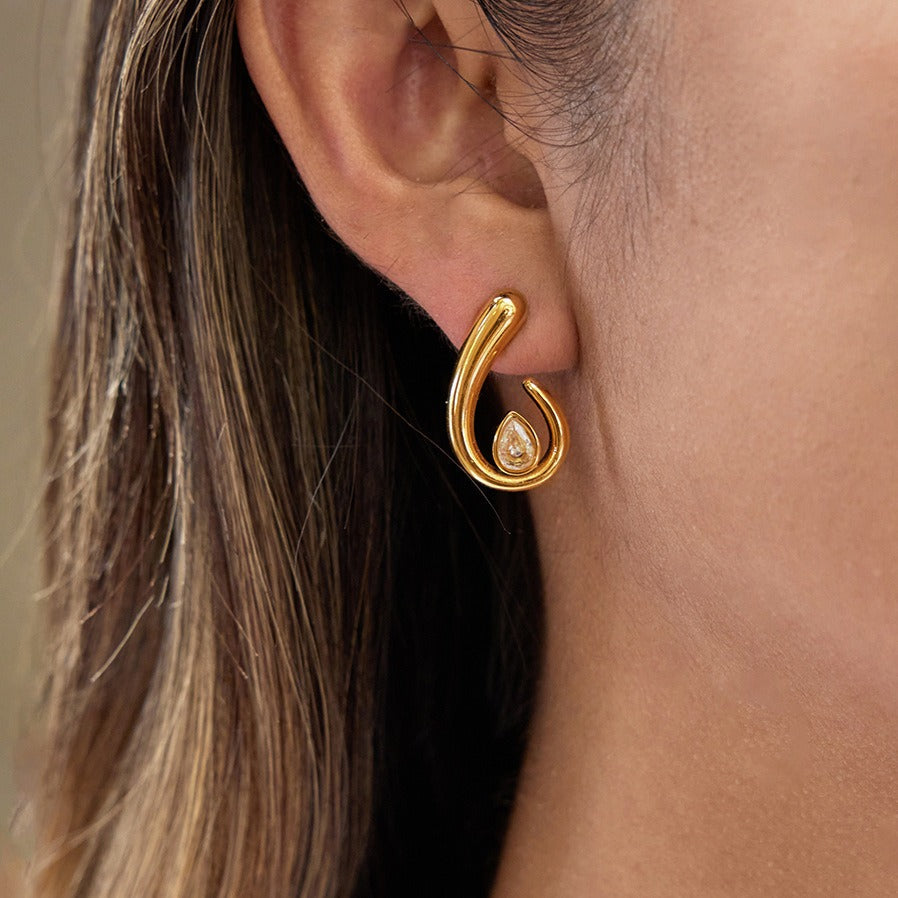 18K gold teardrop-shaped stud earrings with sparkling cubic zirconia center