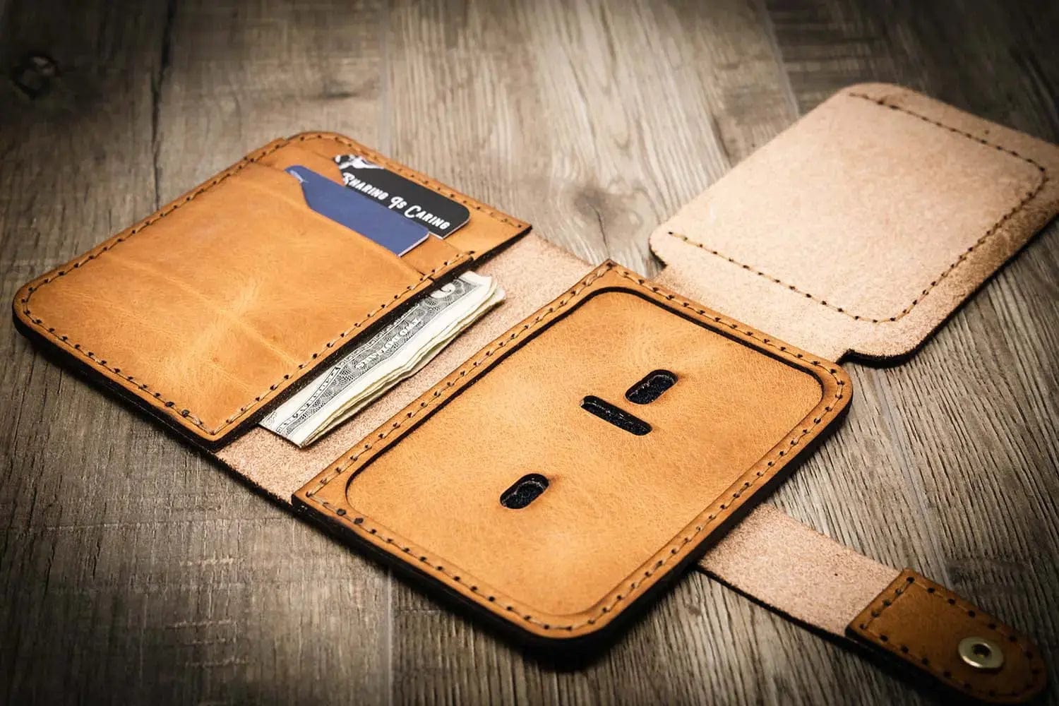 Badge Vertical Wallet - Saddle Tan